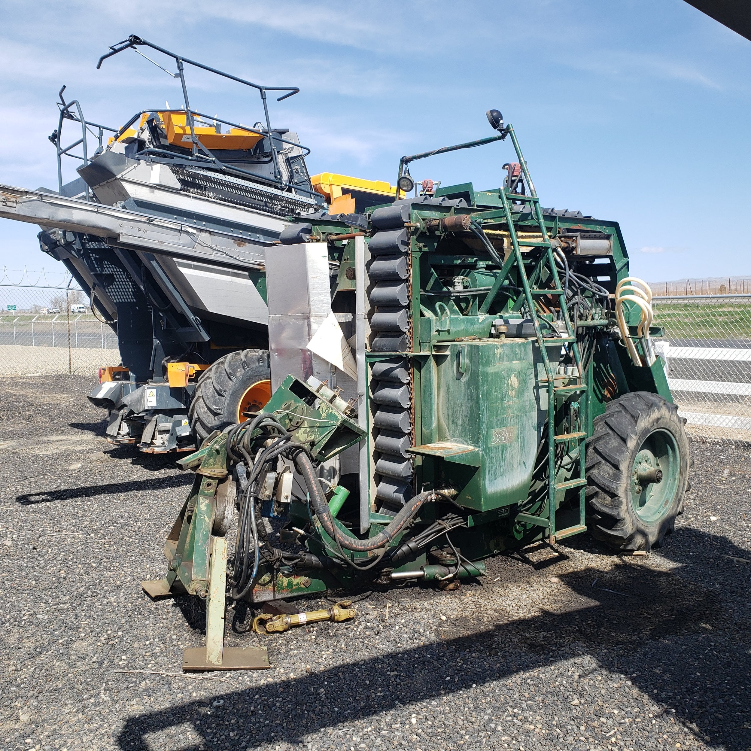 Nairn 680 Grape Harvester — photo 1 of 5